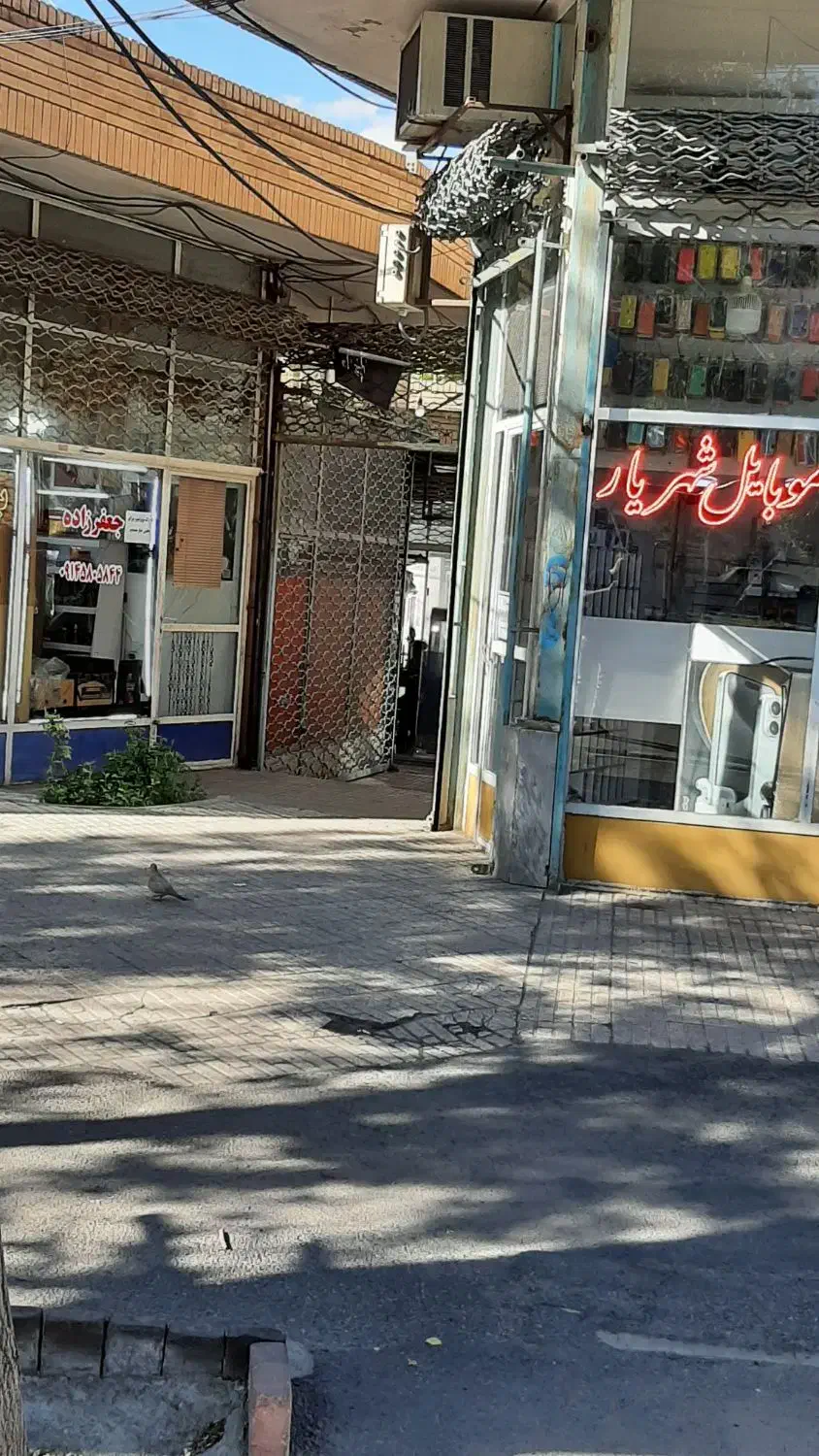 دوباب مغازه در ساختمان سنگی میدان فاطمیه