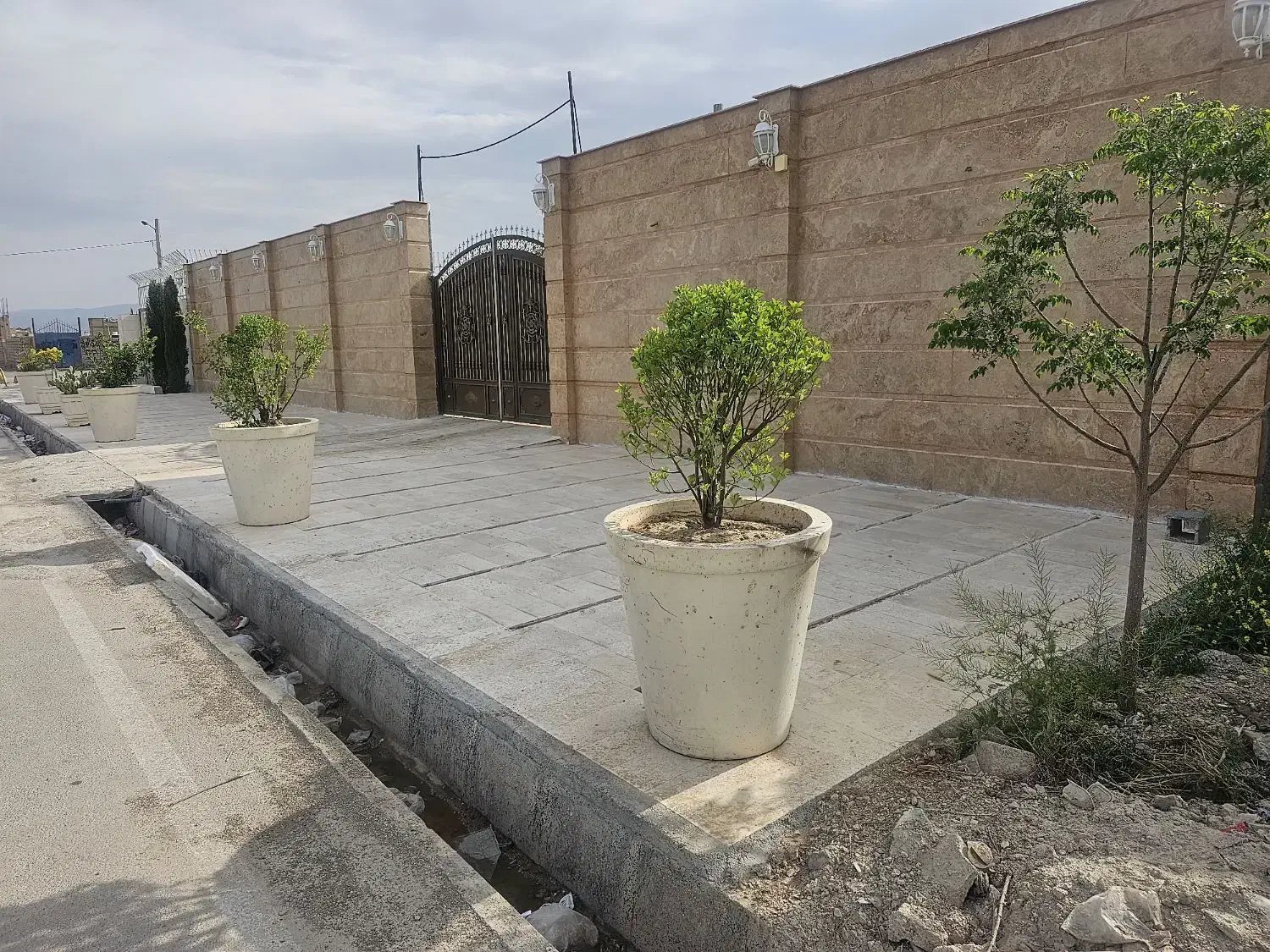 ویلایی گاراژ ۷۰۰متری فول امکانات
