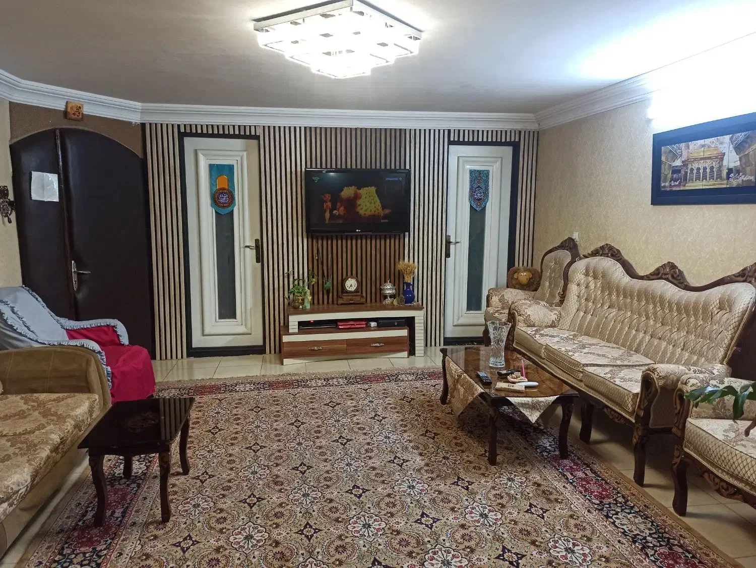 آپارتمان همکف با حیاط اختصاصی
