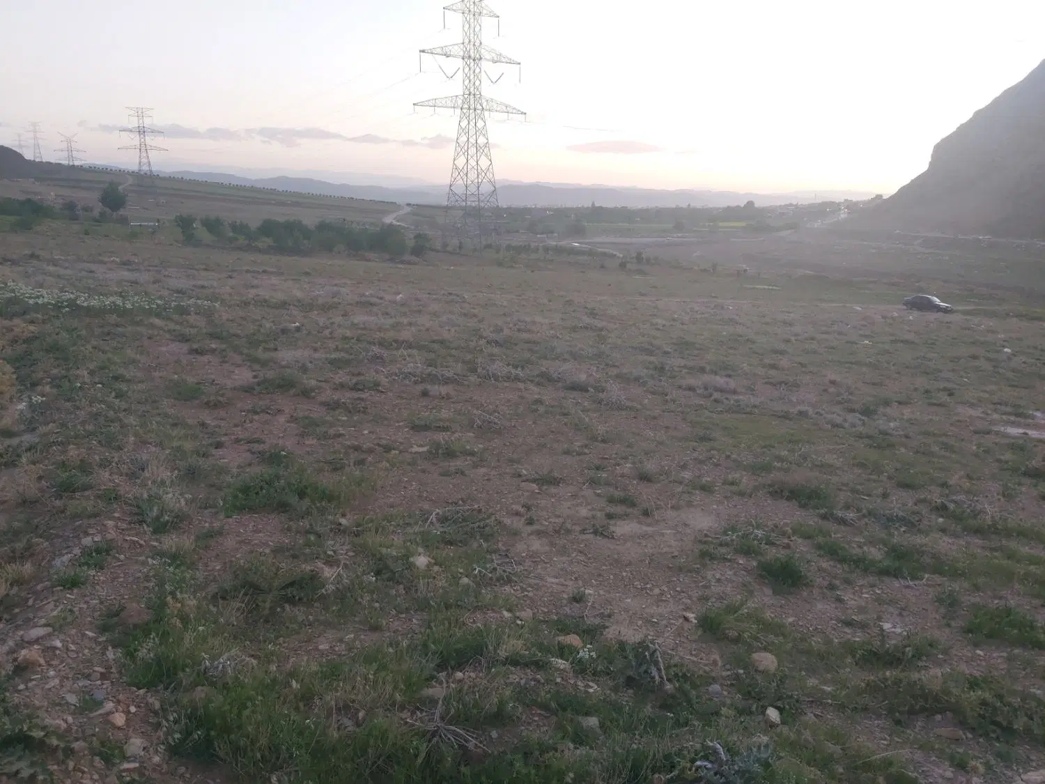 زمین دربند،یک ساعت آب لوله کشی ۱۰۰متری جاده آسفالت