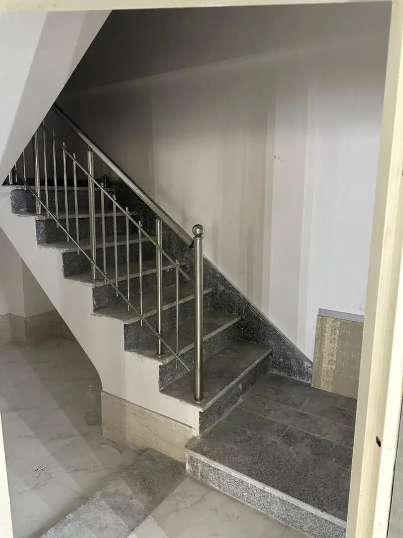 حیاط دو کله بر خیابان برای اداره مدرسه