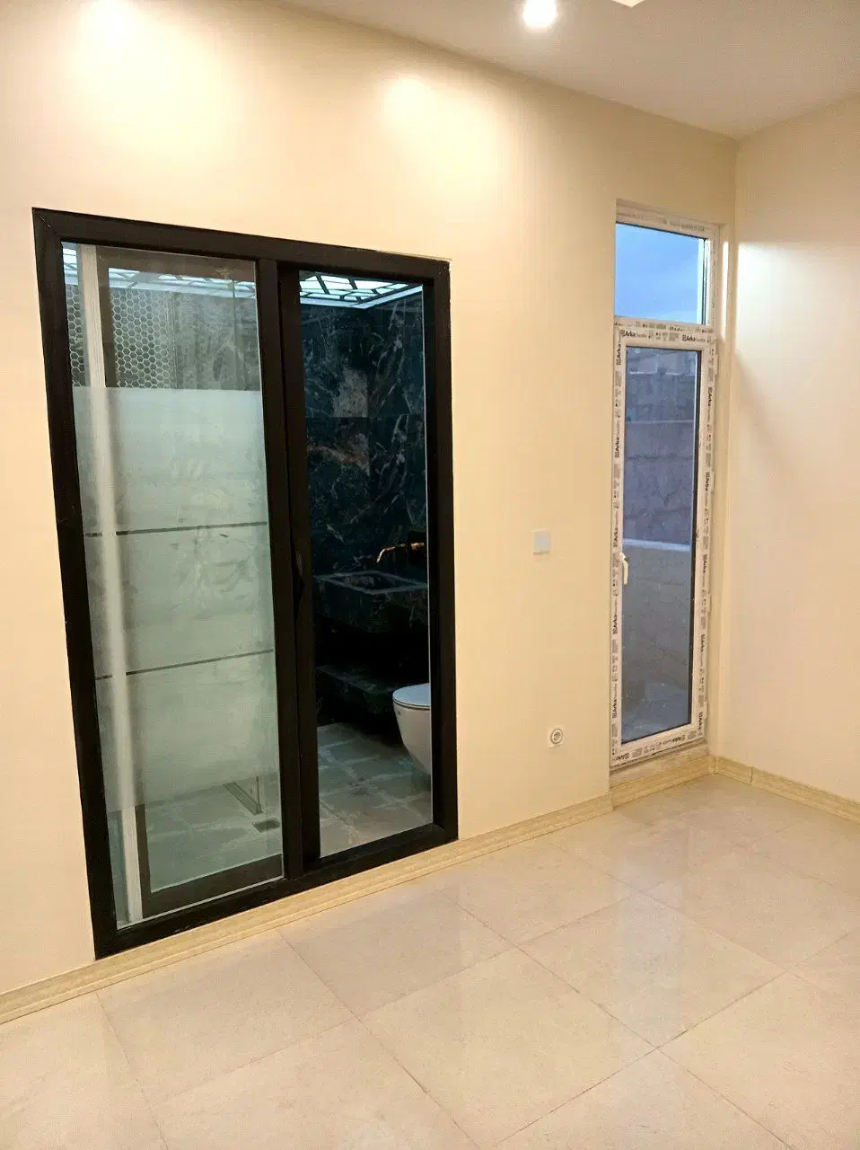 مغازه ۴۵متری با ملکیت در مطهری