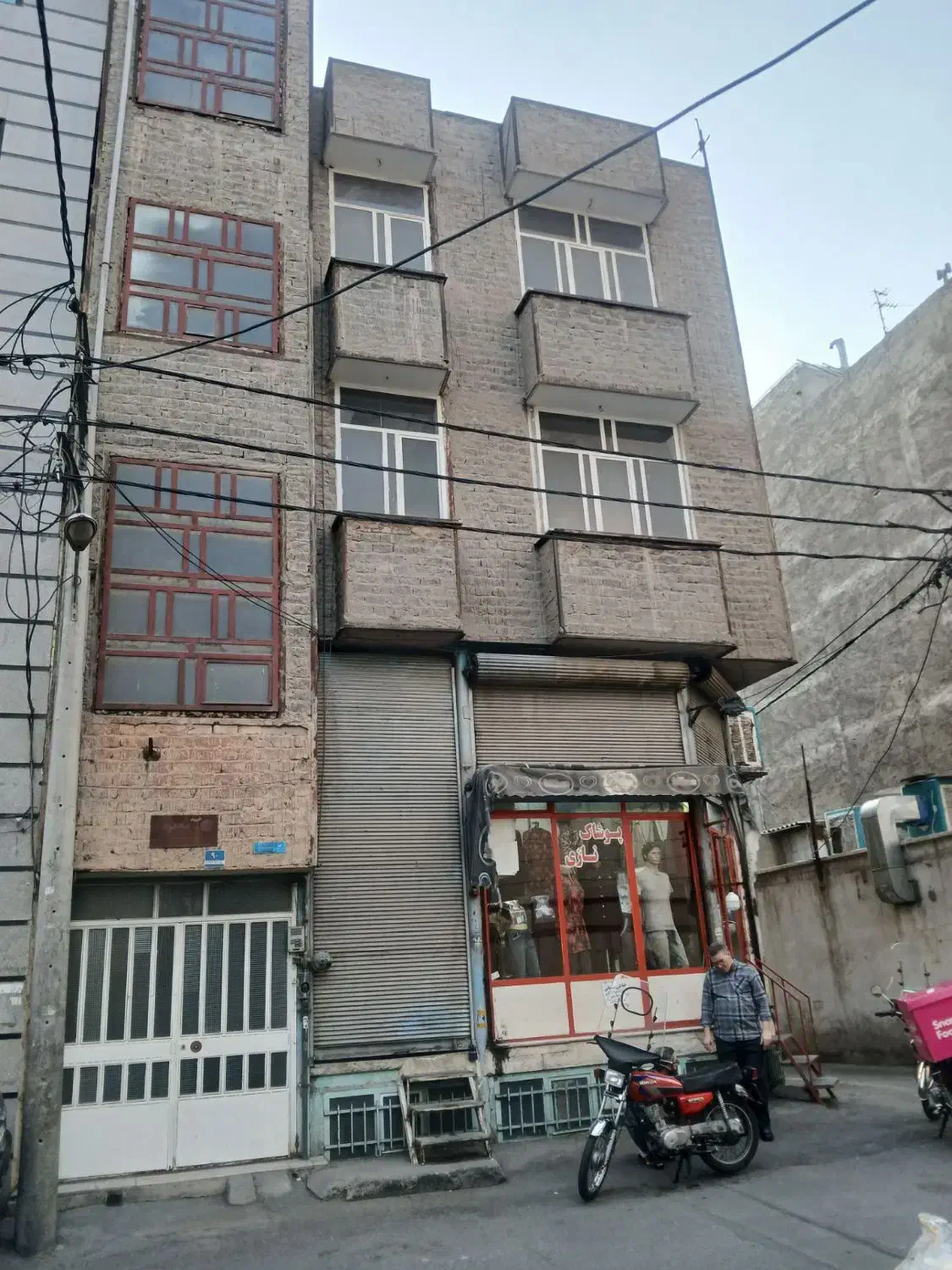 فروش ساختمان ویلایی ۴طبقه با۲باب مغازه تجاری
