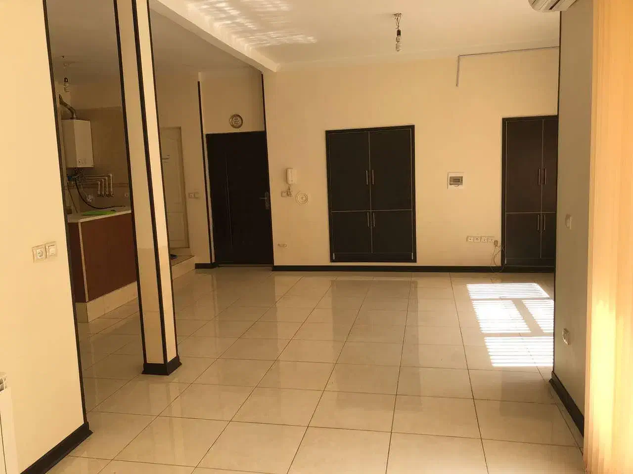دفتر کار بسیار آرام و تمیز نزدیک میدان انقلاب