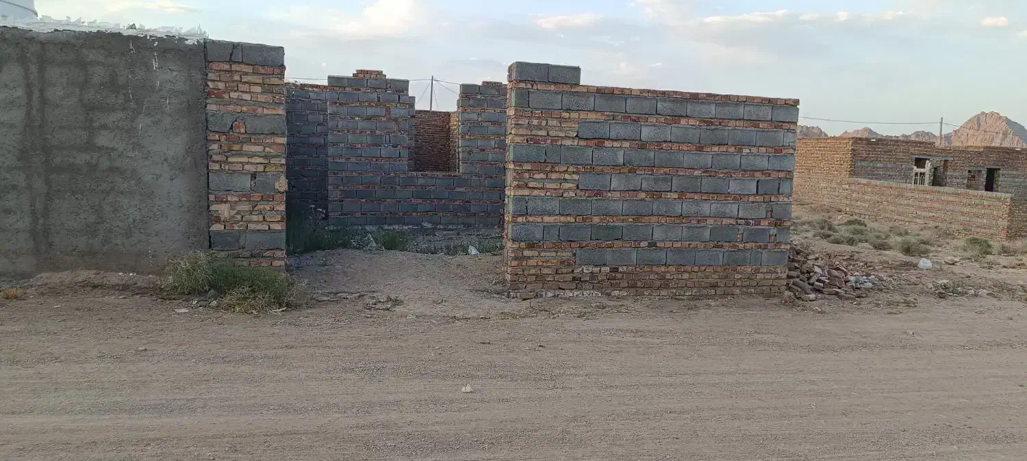 منزل نیم ساخته واقع در منزل آب
