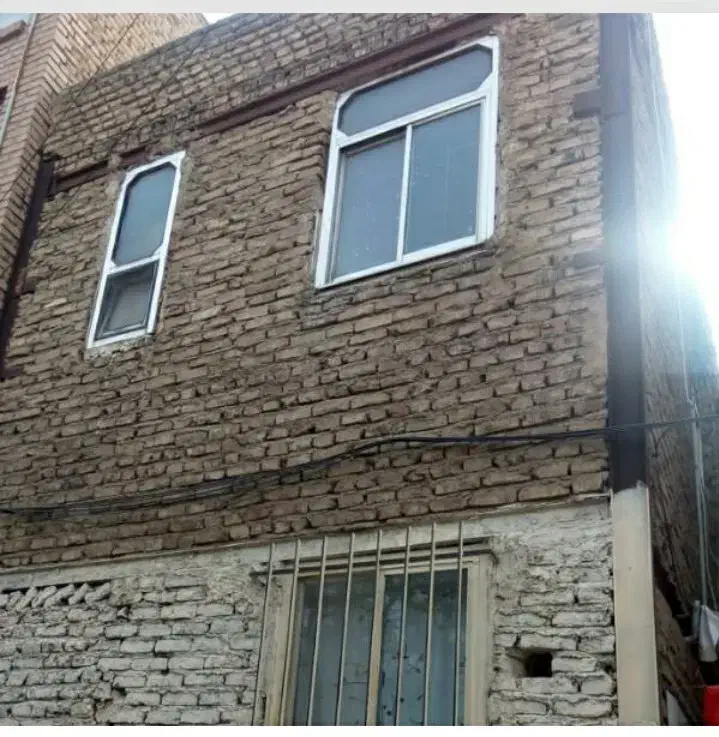خانه دو طبقه تمیز و مناسب دو خانواده