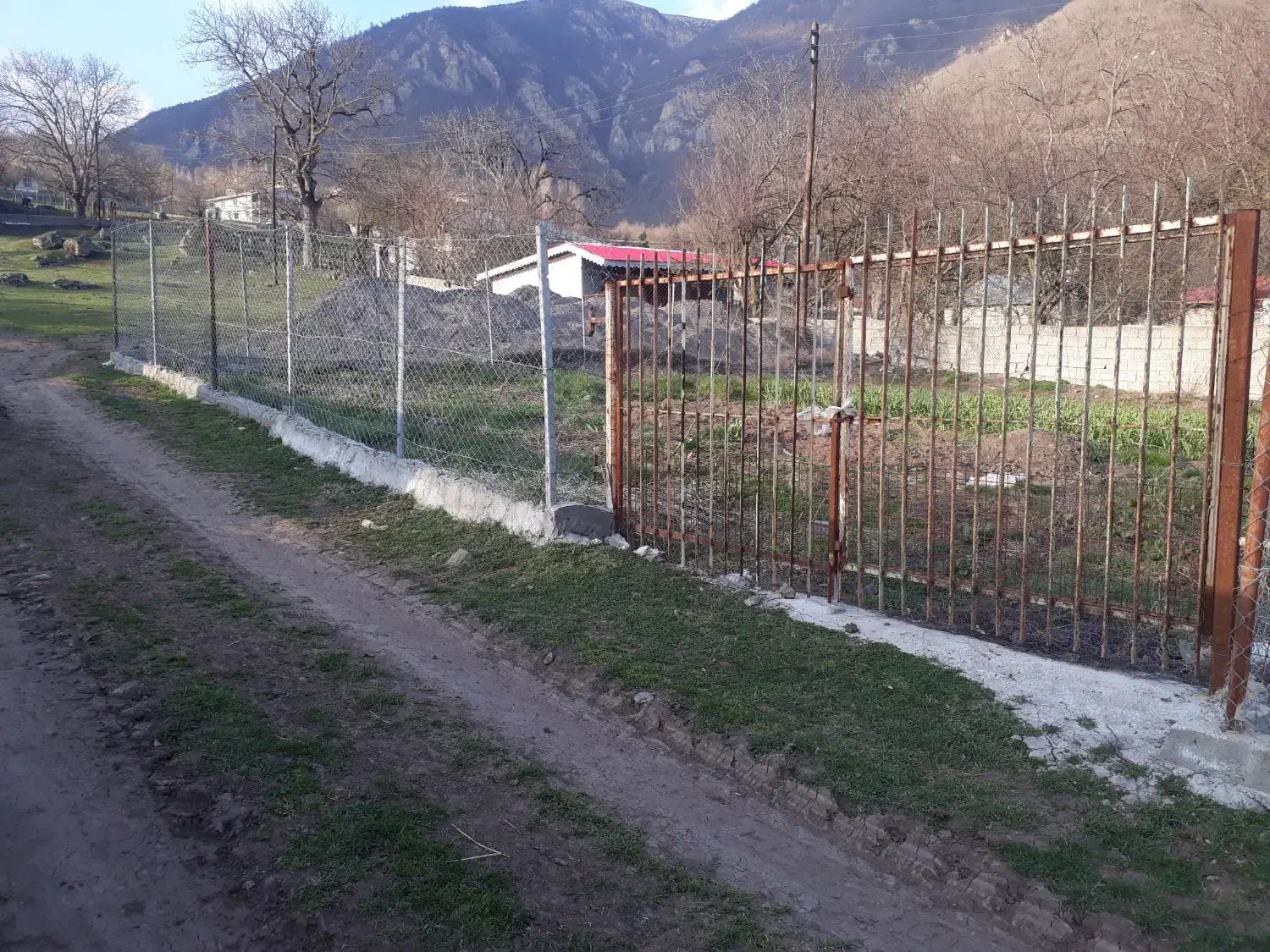 ۲۰۰ متر زمین دارای مستثنیات در مریان