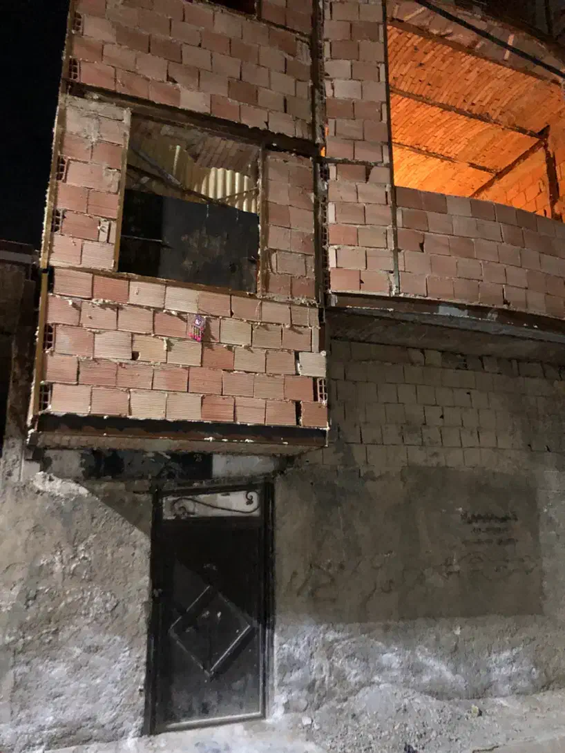 خانه 60 متری نیمه کاره بر 5 تراس دار بغل پارک