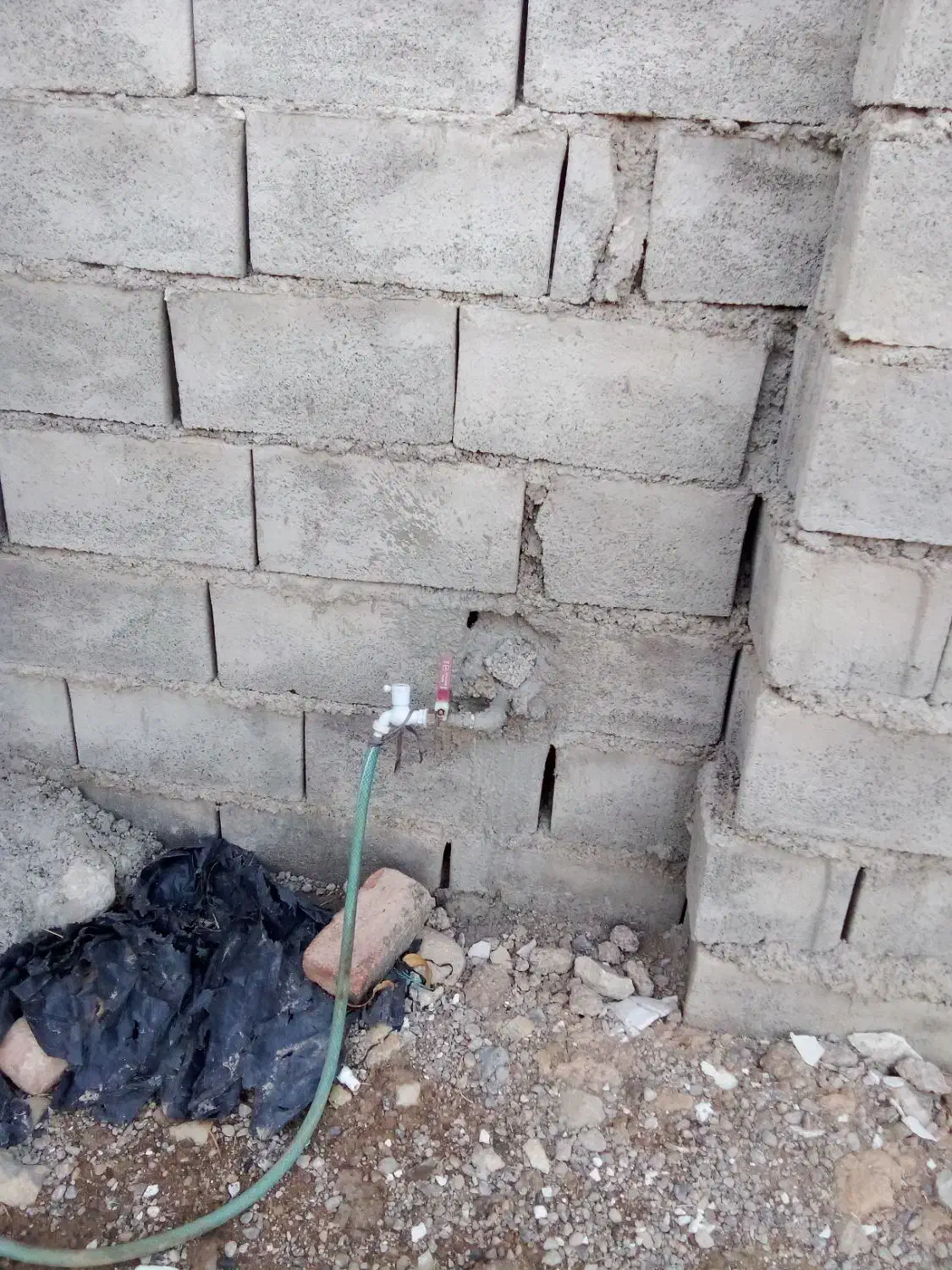 با سلام یه قطعه زمین حصار کشیده در روستای ماهوته