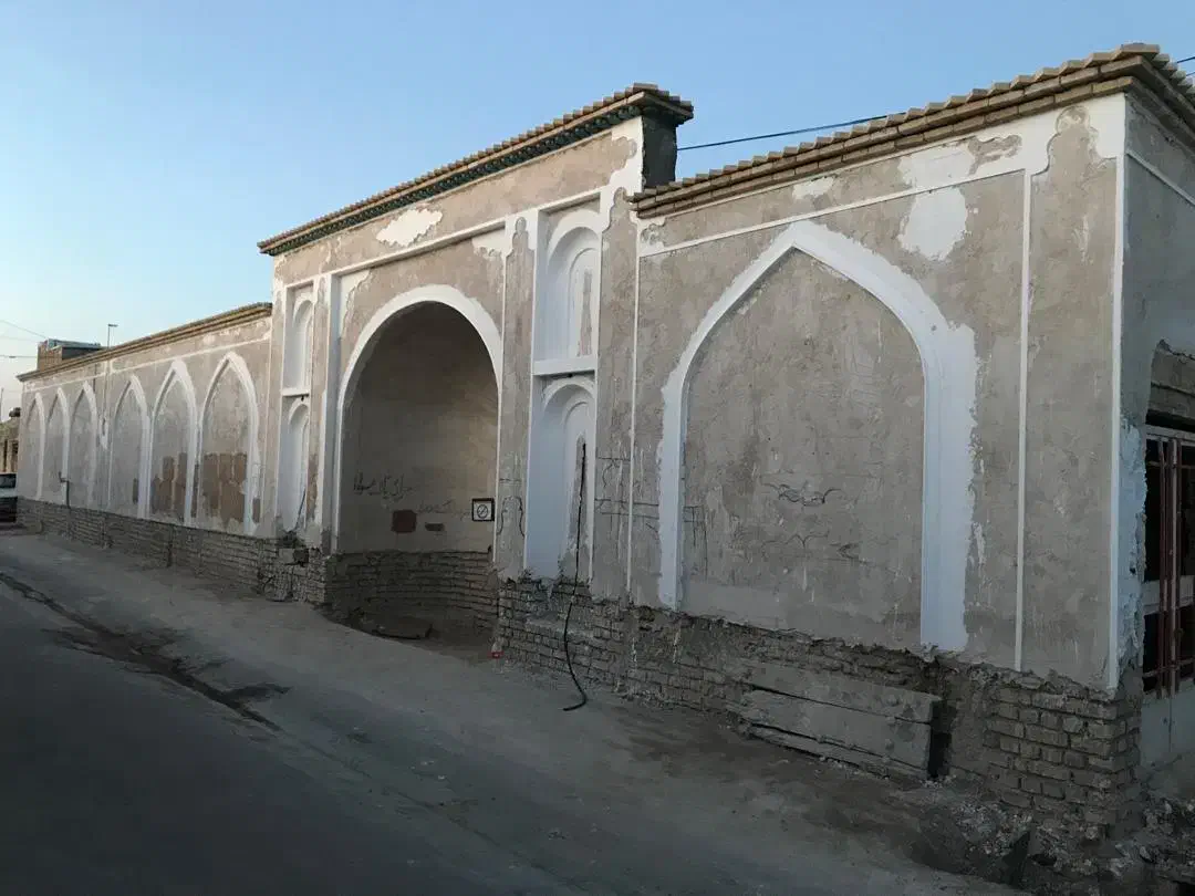 ساختمان سنتی نیمه‌کاره با قدمت قاجار
