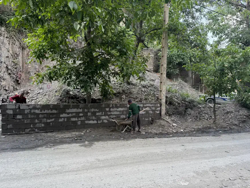 زمین حاشیه جاده اصلی زشک