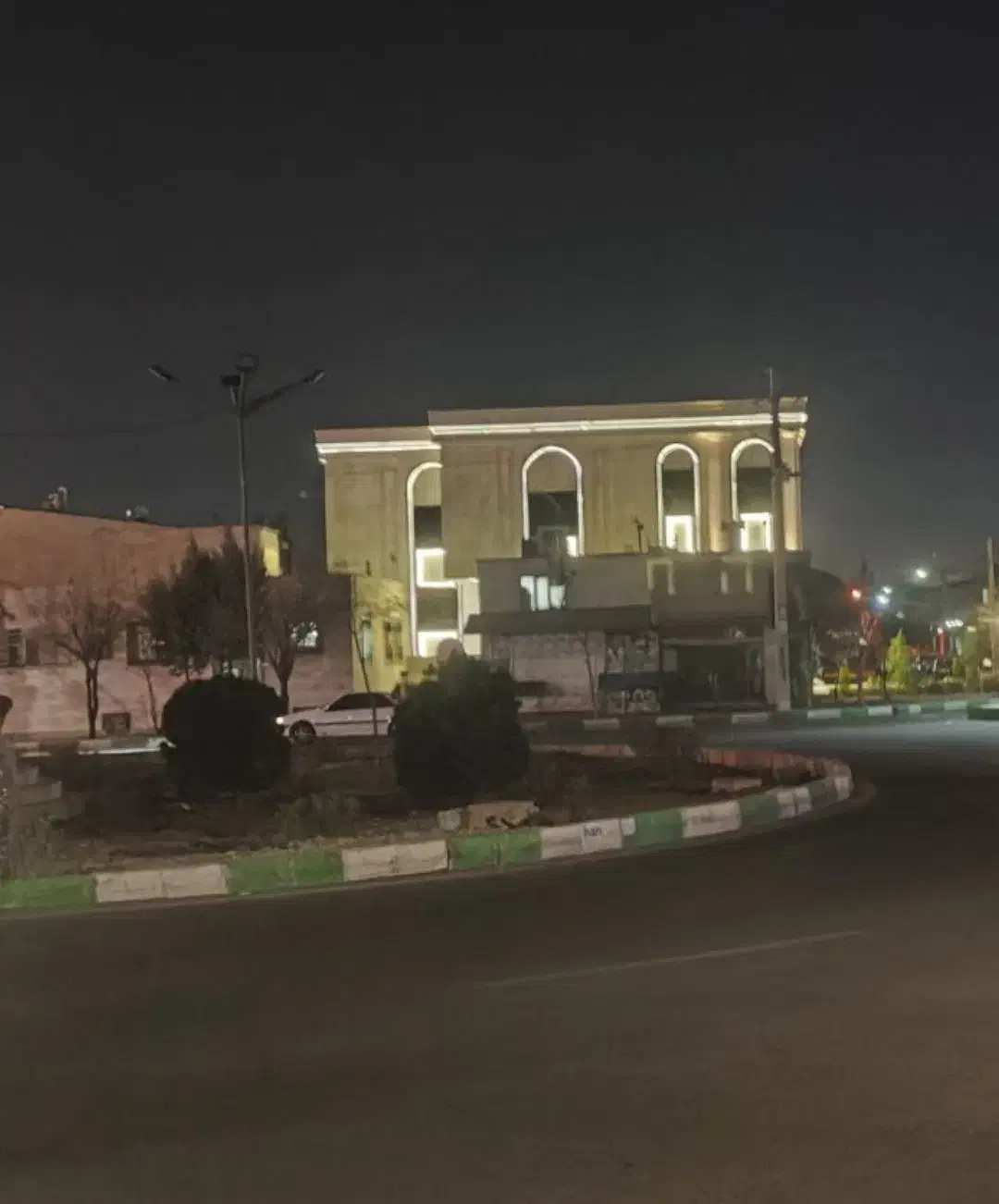 ۲۲۸ متر زمین_ ۴۹۰ متر زیر بنا_ موقعیت تجاری