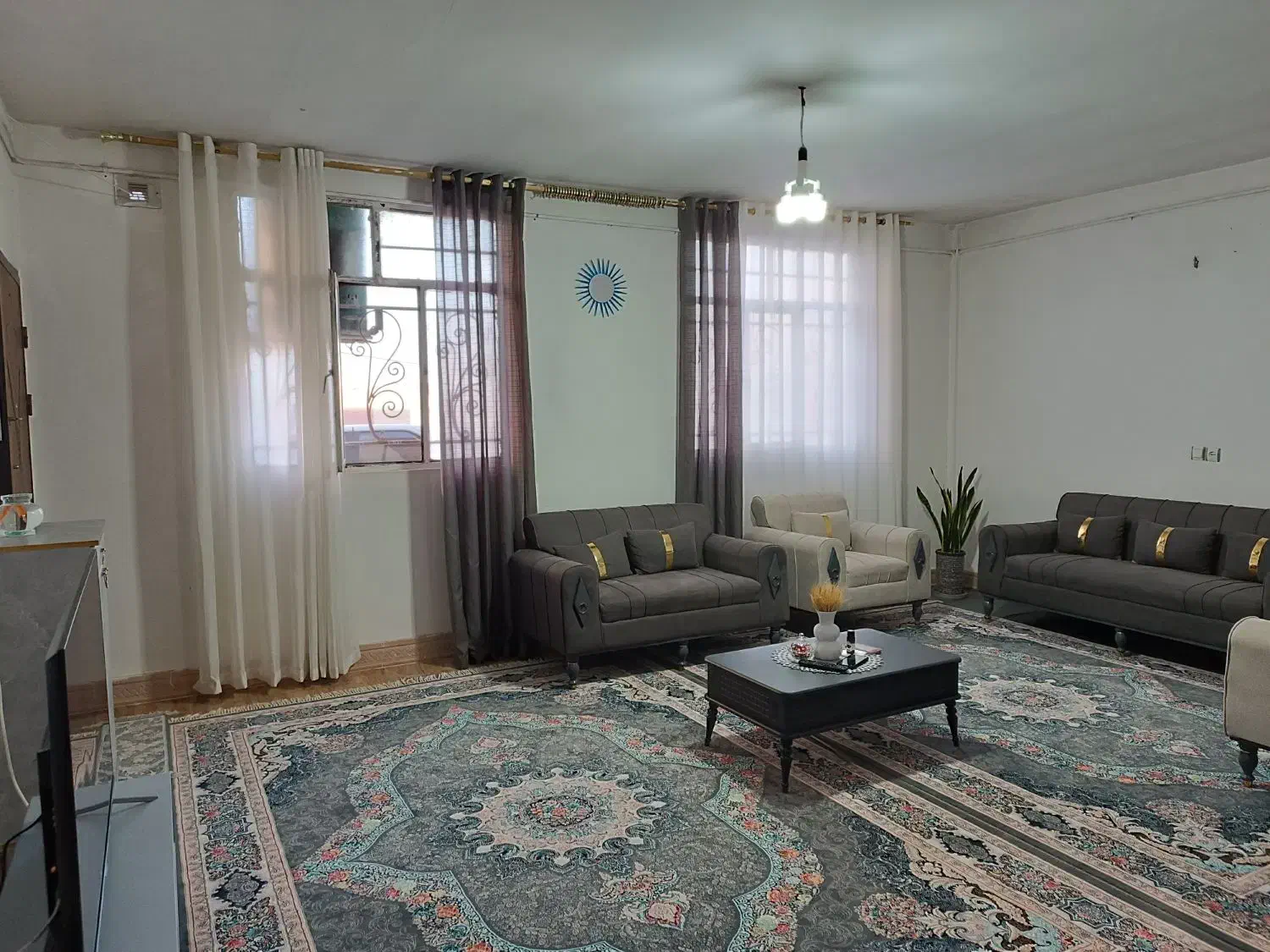 یک واحد خانه ویلایی همکف دربست اجازه داده می شود