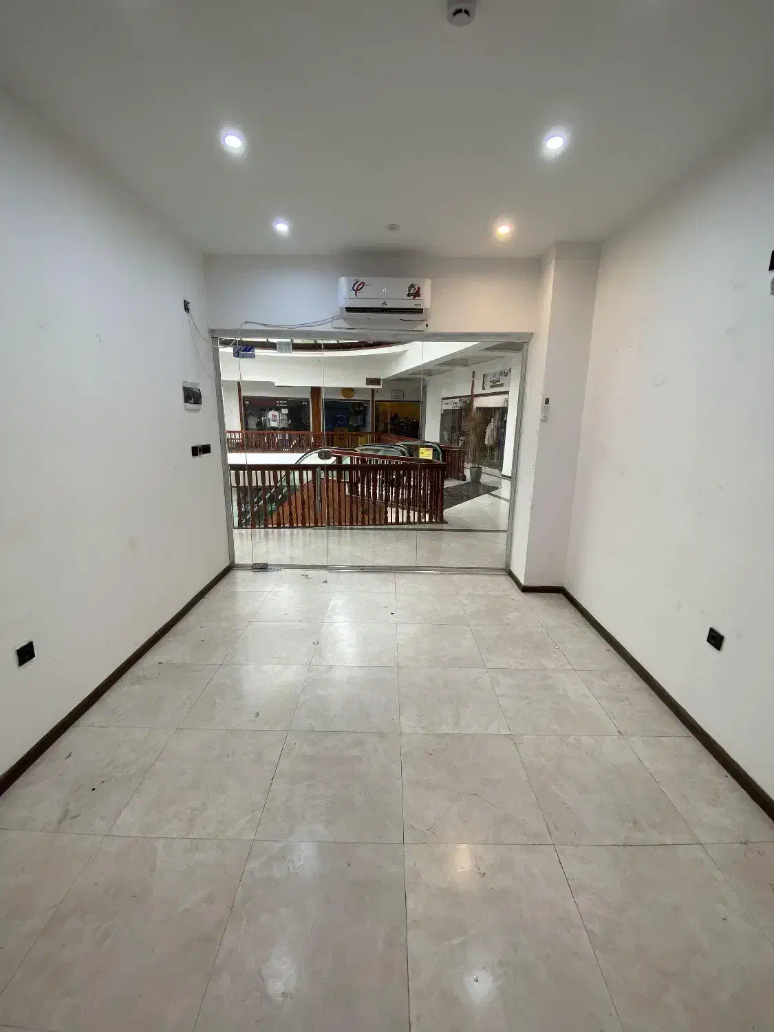 فروش مغازه ۱۷ متری مرکز شهر