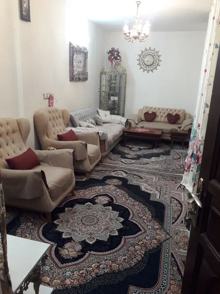 ملک  اپارتمانی سه طبقه  ویلایی
