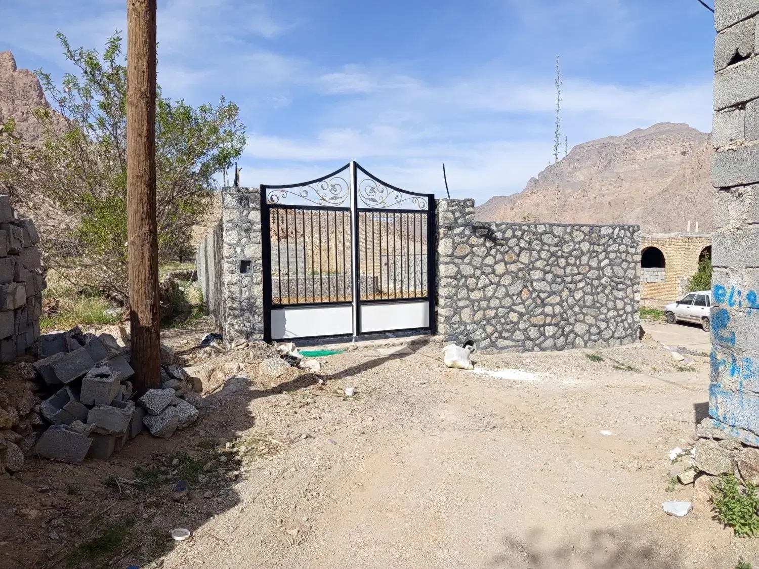 زمین نیمه ساز منشاد
