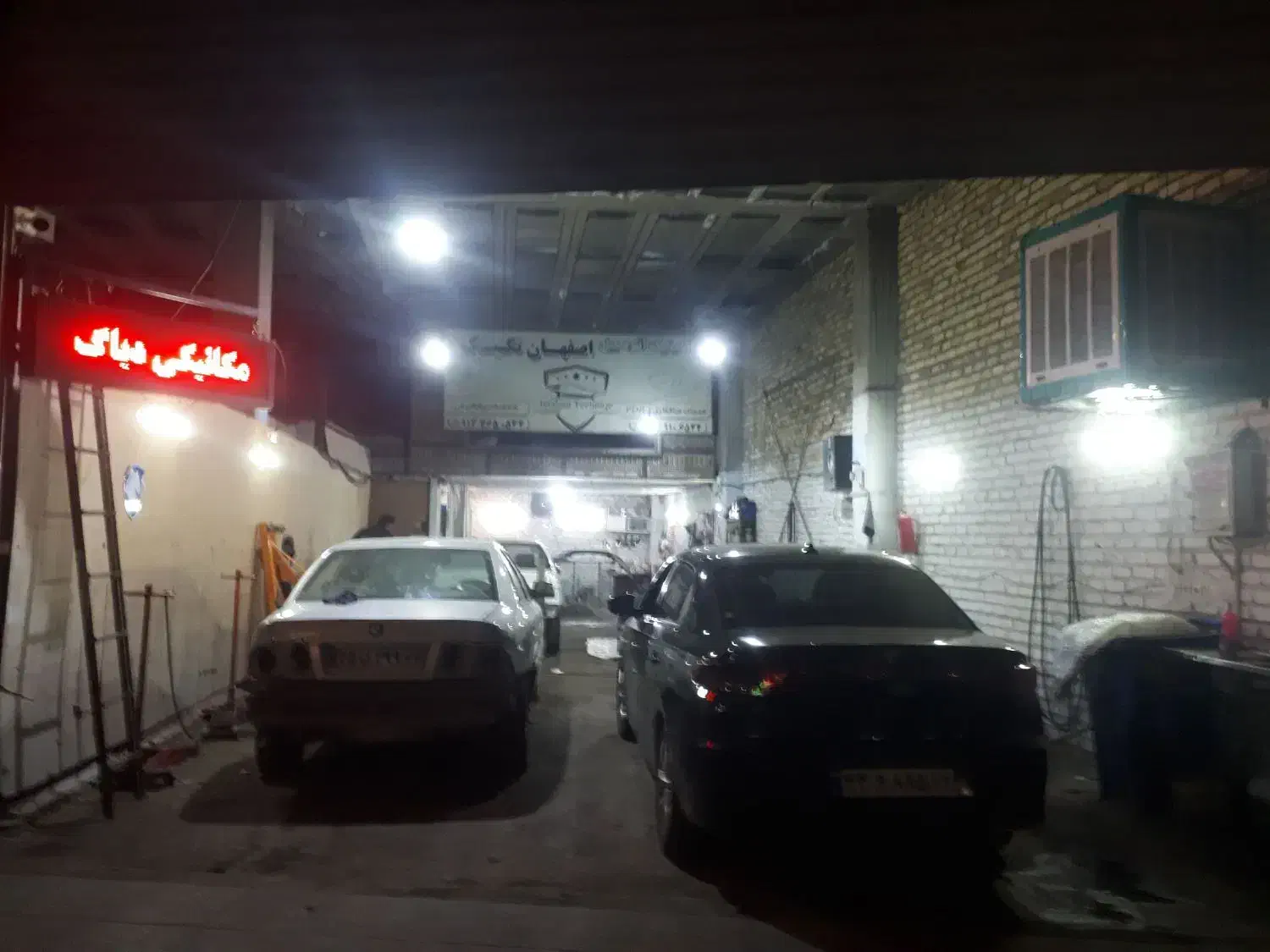 مغازه ۲۰۰متری برخیابان بهارستان غربی(ملک شهر)