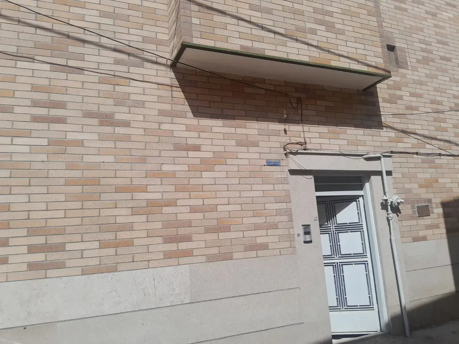 یک واحد مسکونی طبقه اول ۹۵ متری بایک سوئت۴۰