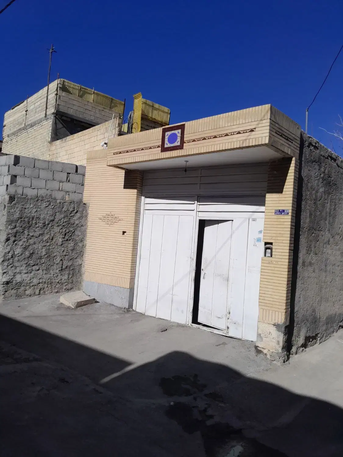 خانه سه نبش ۳۲۶متری در ورنامخواست