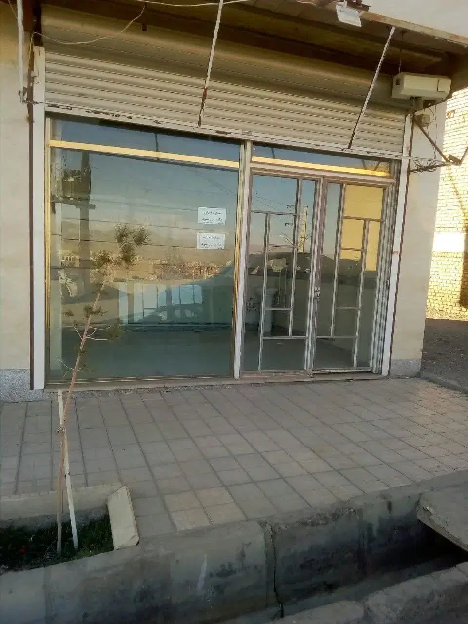 فروش مغازه ۱۶ونیم متری بهمراه زیرزمین۴۲متری
