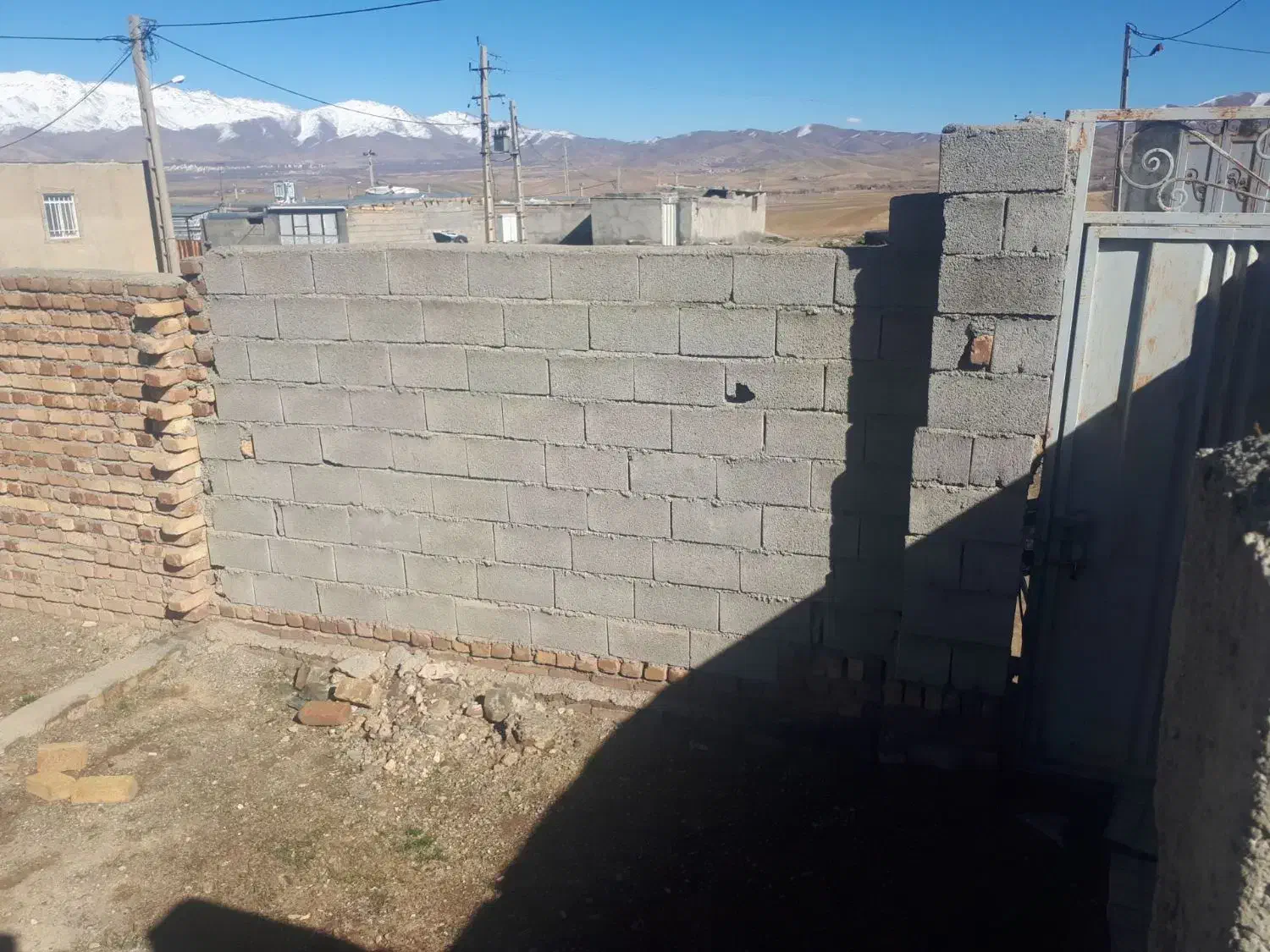 زمین چهار دیواری مسکونی