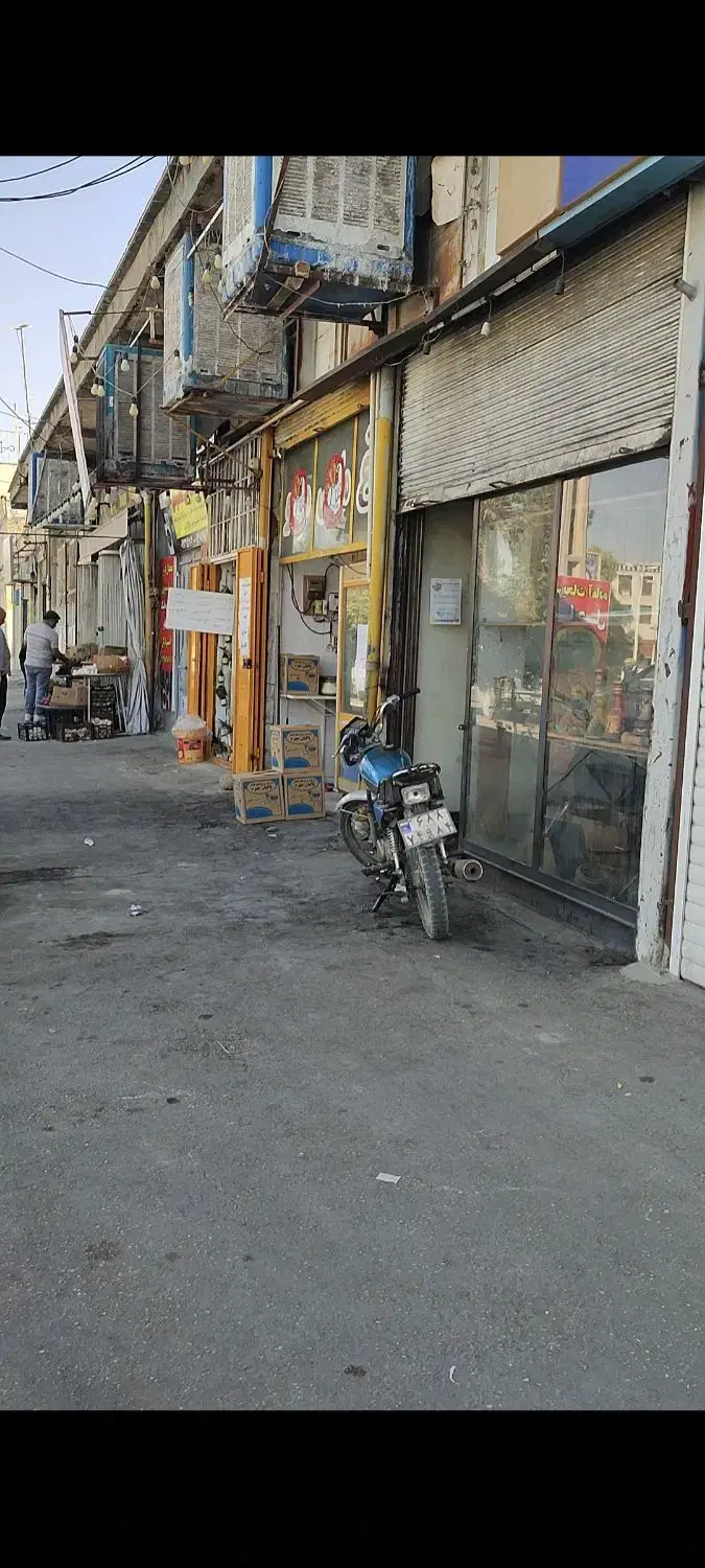 ۴دهنه دکان و مغازه یکجا+زمین پشتش،سر میدان