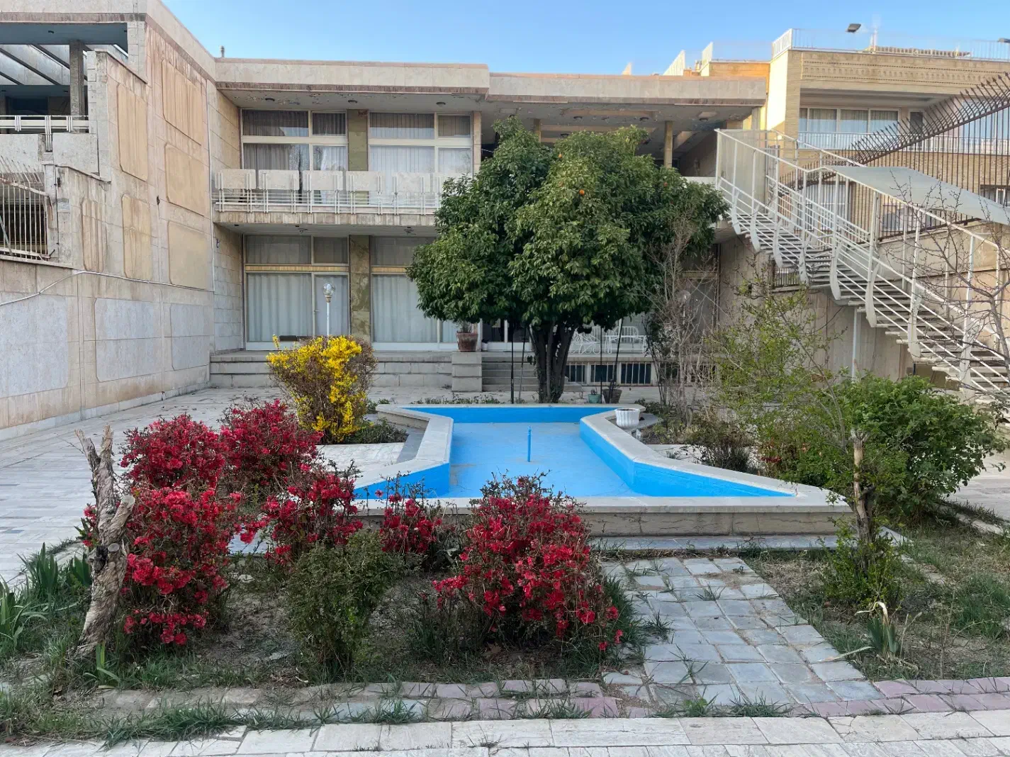 خانه دو طبقه بر خیابان