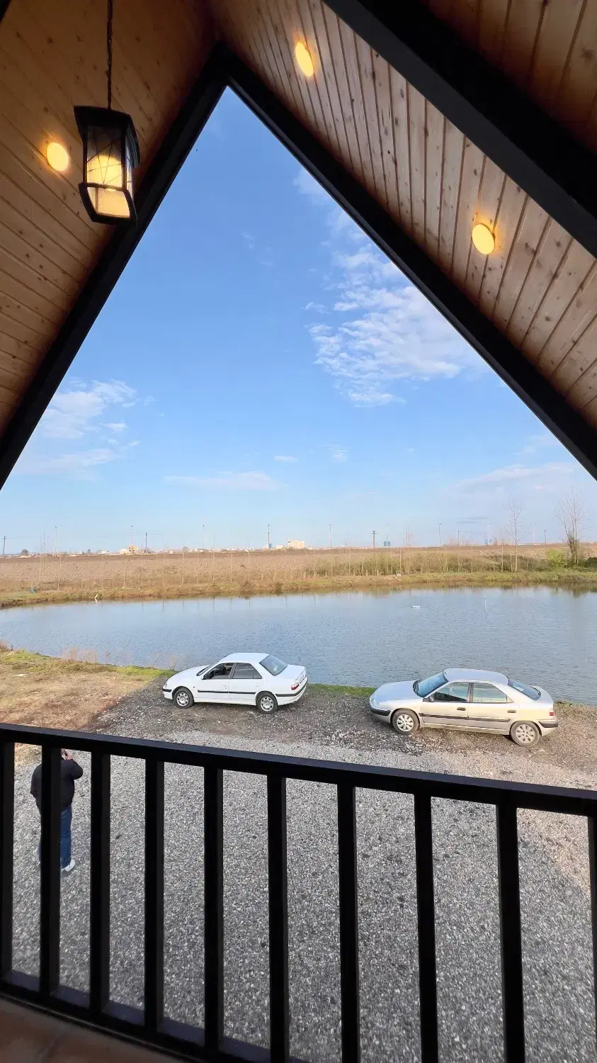 کلبه بزرگ کنار دریاچه موسوی ( بین رشت و انزلی )