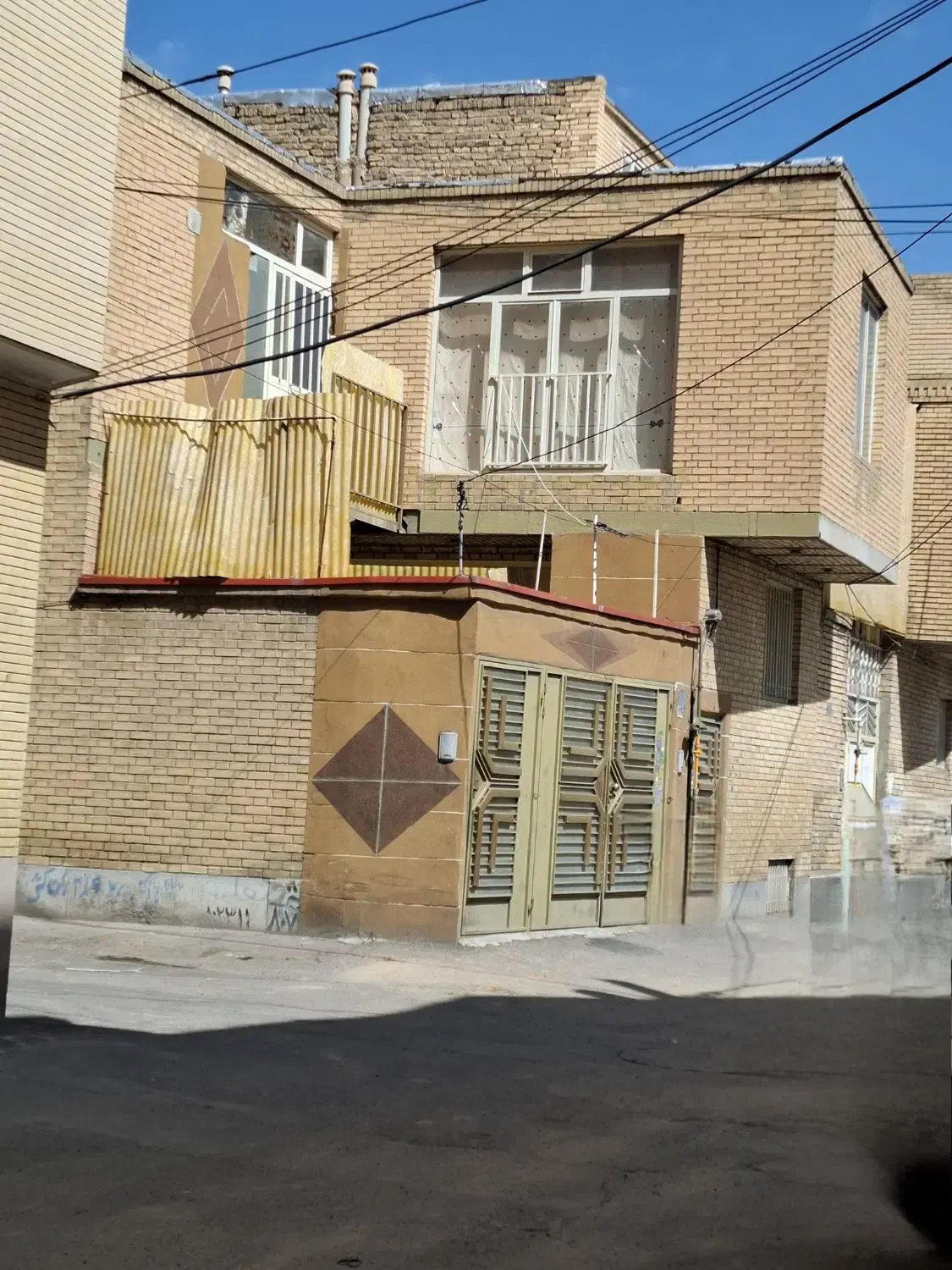 حیاط دو نبش