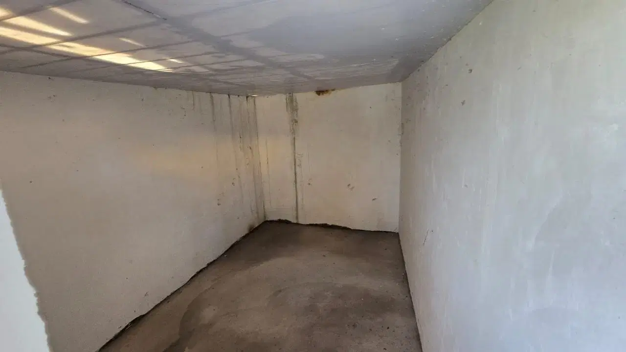 زمین مسکونی همراه باخانه نیمه کاره