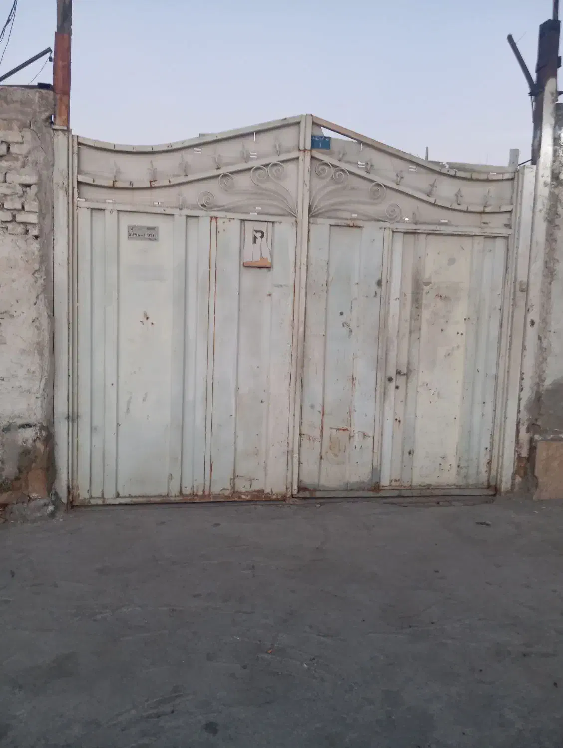 زمین حصار دو نبش بر خیابان