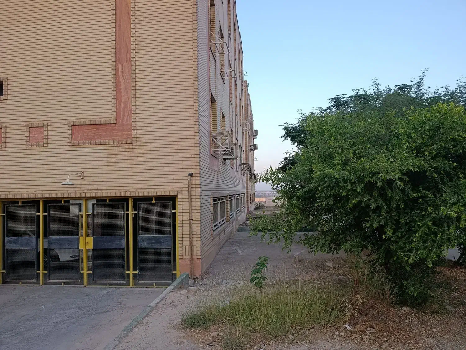آپارتمان همکف دلباز آماده خالی با امکانات کم نظیر