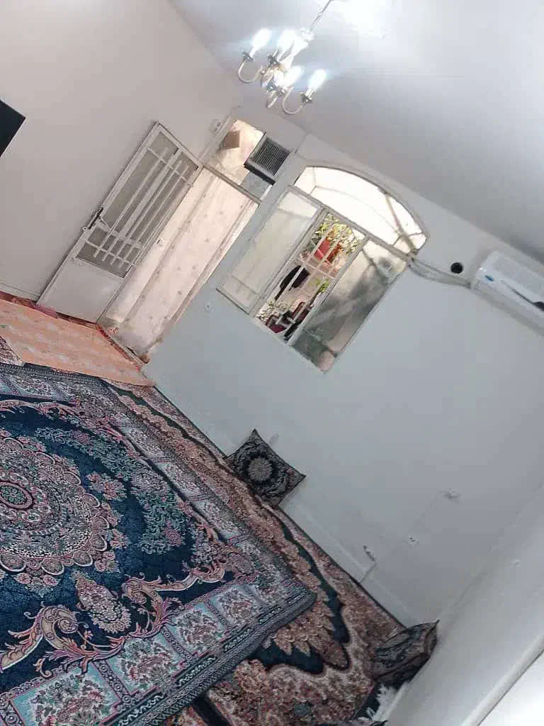 خونه حیاط دار کف سرامیک نقاشی شده تمیز