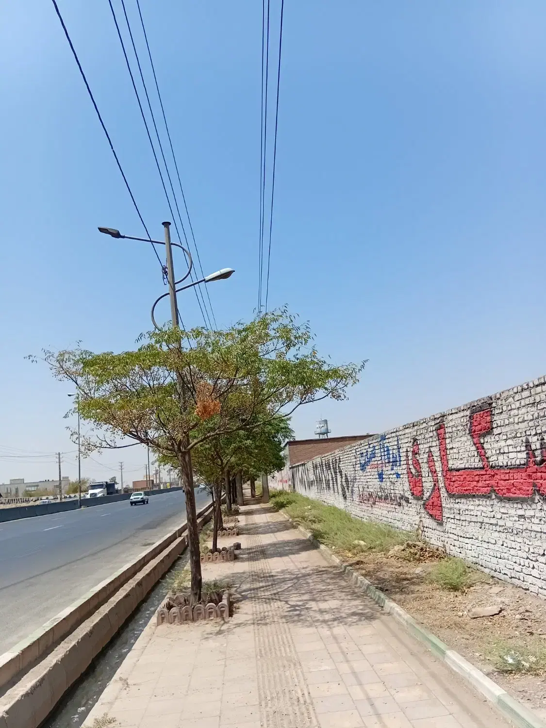 کارخانه بر بزرگراه و بر ورودی قیامدشت دوبر