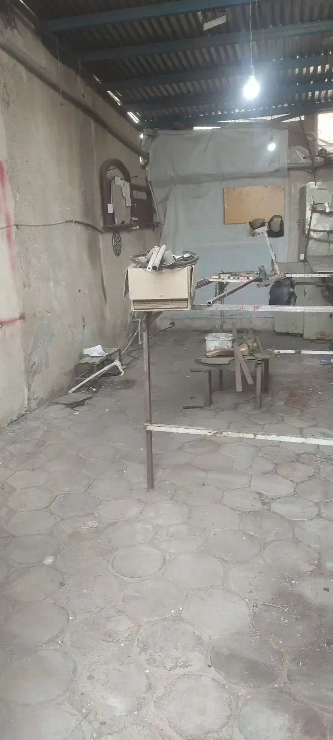 مغازه داخل گاراژ
