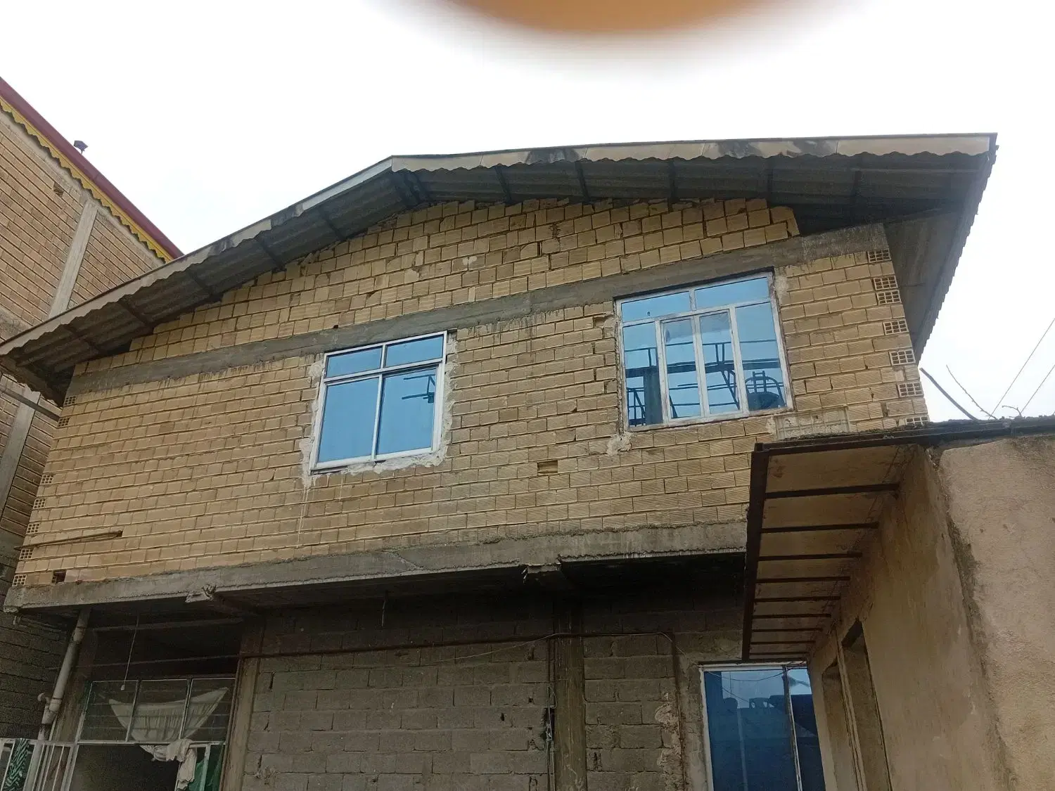 ساختمان دوطبقه بایک مغازه دونبش