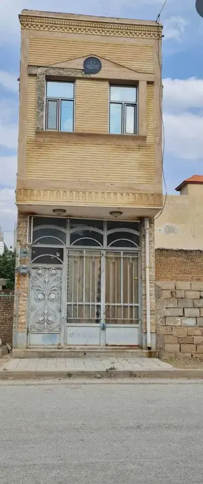 مغازه تجاری همراه سوئیت دوطبقه.جنب خانه معلم