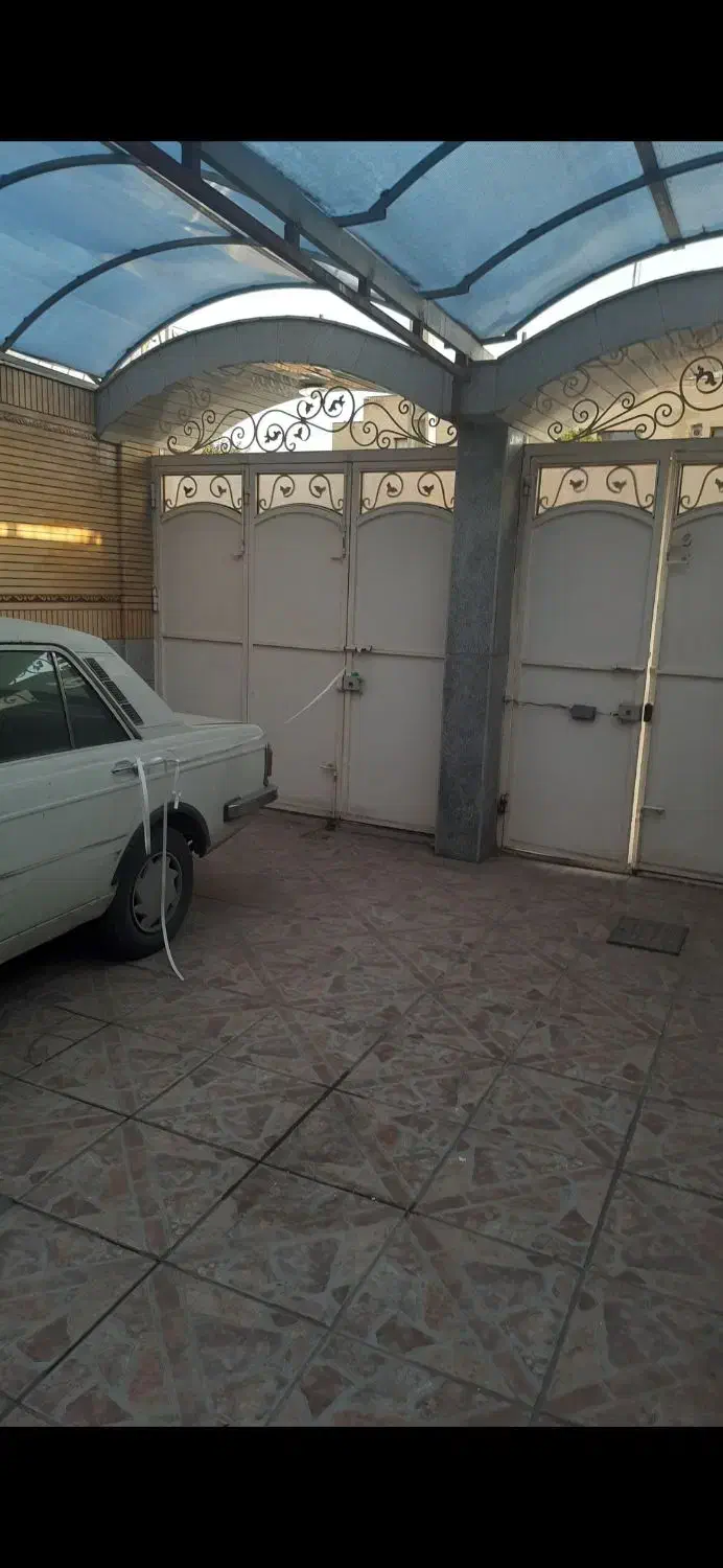 خانه ویلایی زرینشهر سه طبقه پشت شهرداری