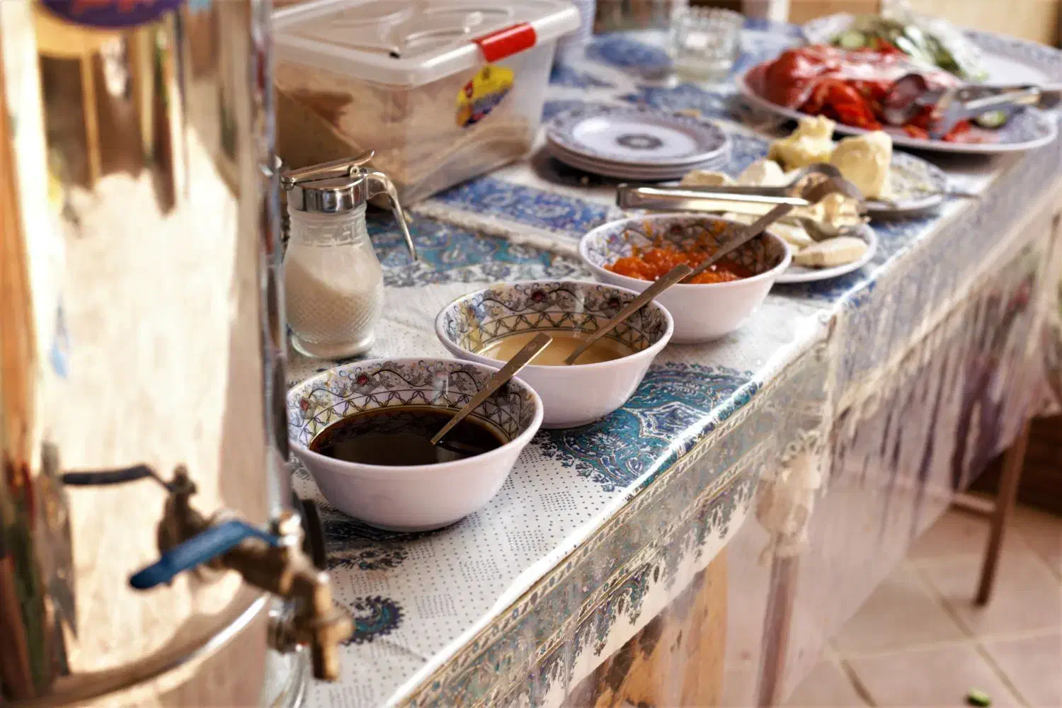 عمارت سنتی با اتاقهای مستر، سالن غذاخوری، آشپزخانه