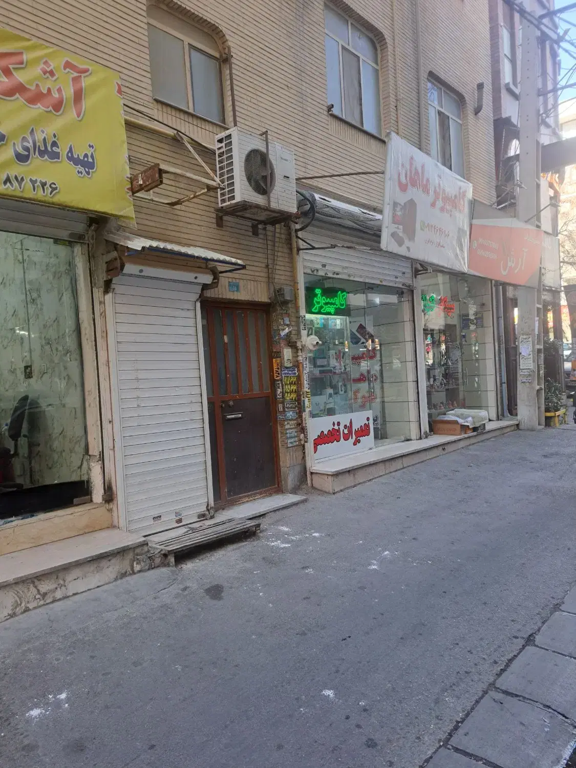 زیر پله واقع در خیابان عدل لوکیشن پرتردد