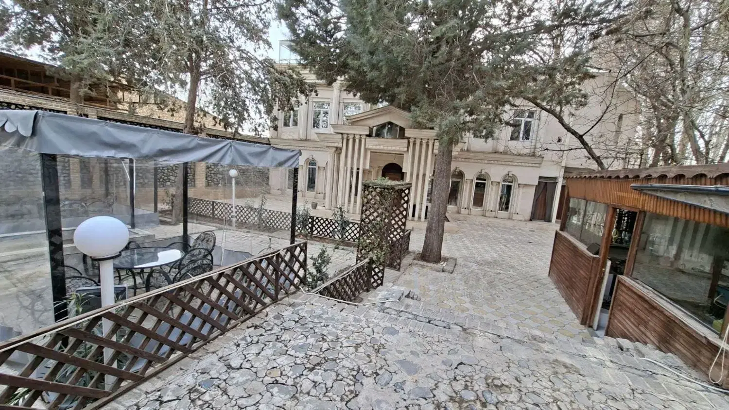 1000 متر رستوران سفره‌خانه بهترین لوکیشن