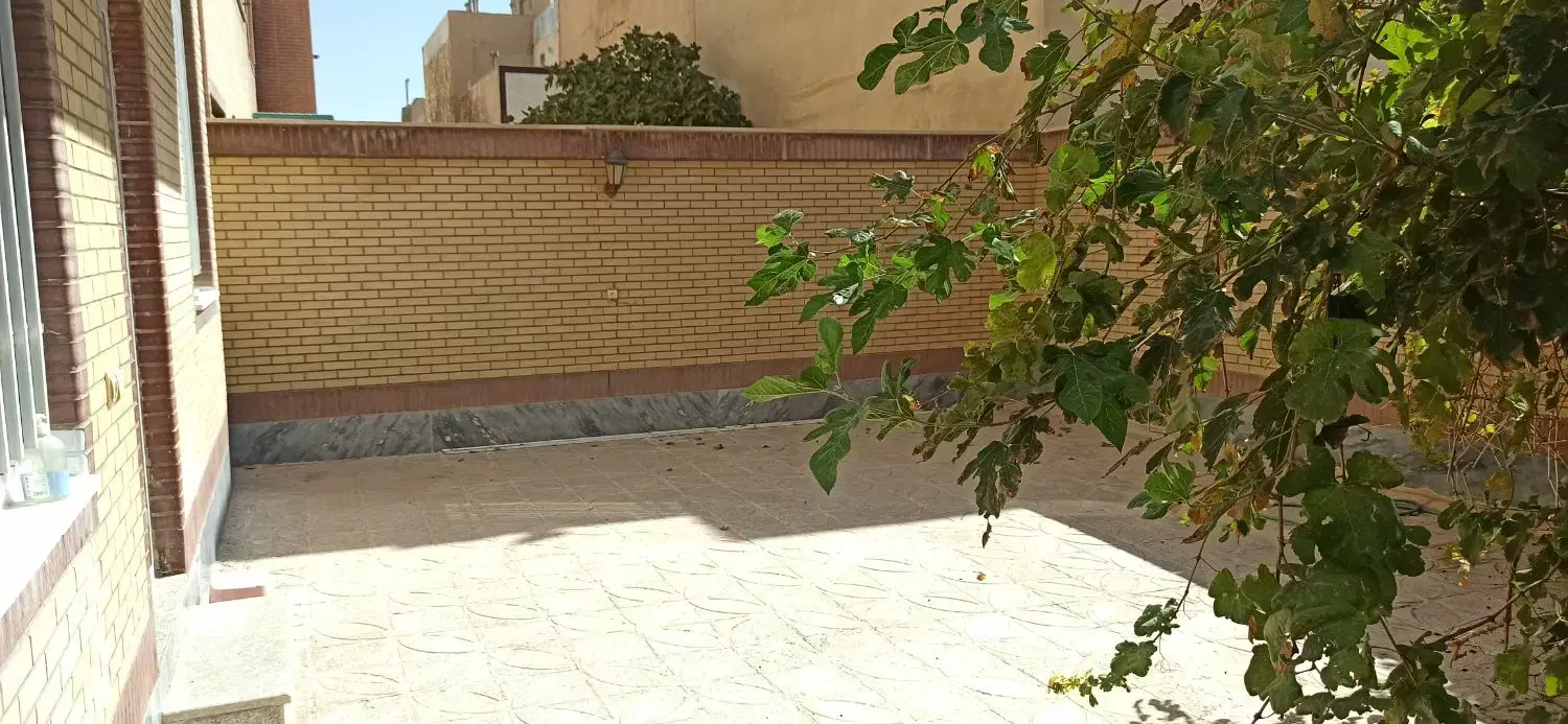 طبقه همکف خیابان اطلسی ۹۰ متری جنوبی حیاط دار