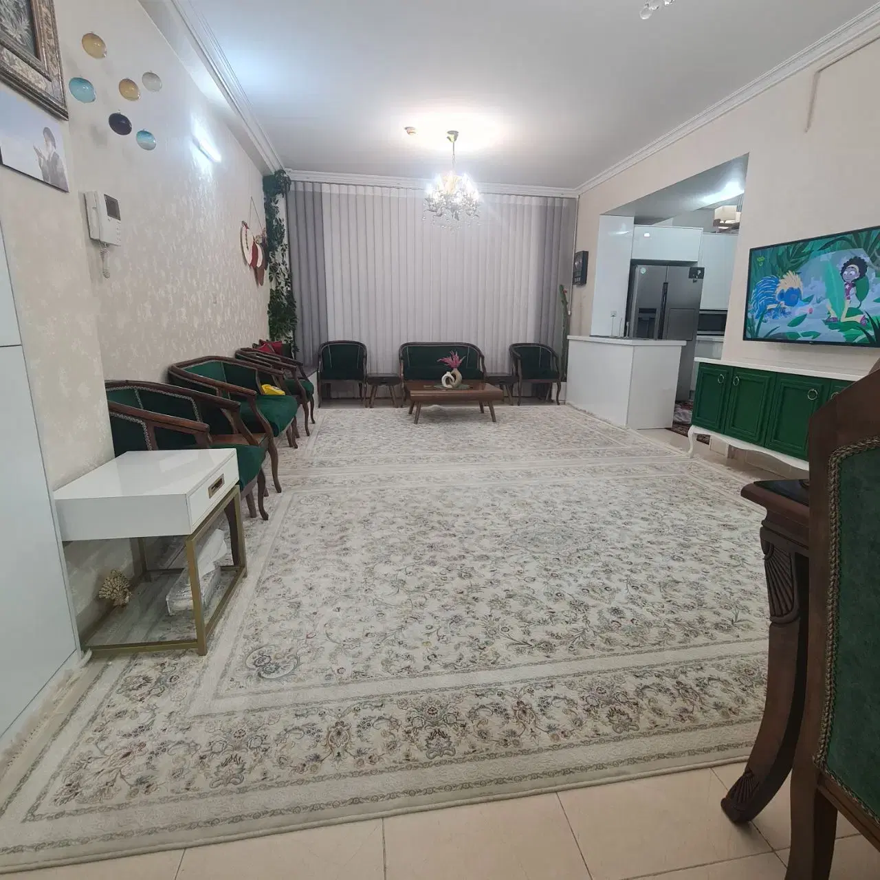 آپارتمان  فول و حیاط دار با ویو ابدی در قلب پرند