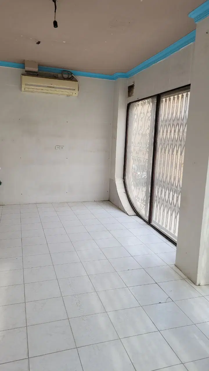 مغازه 30 متری میدان ولی عصر پاخور شلوغ