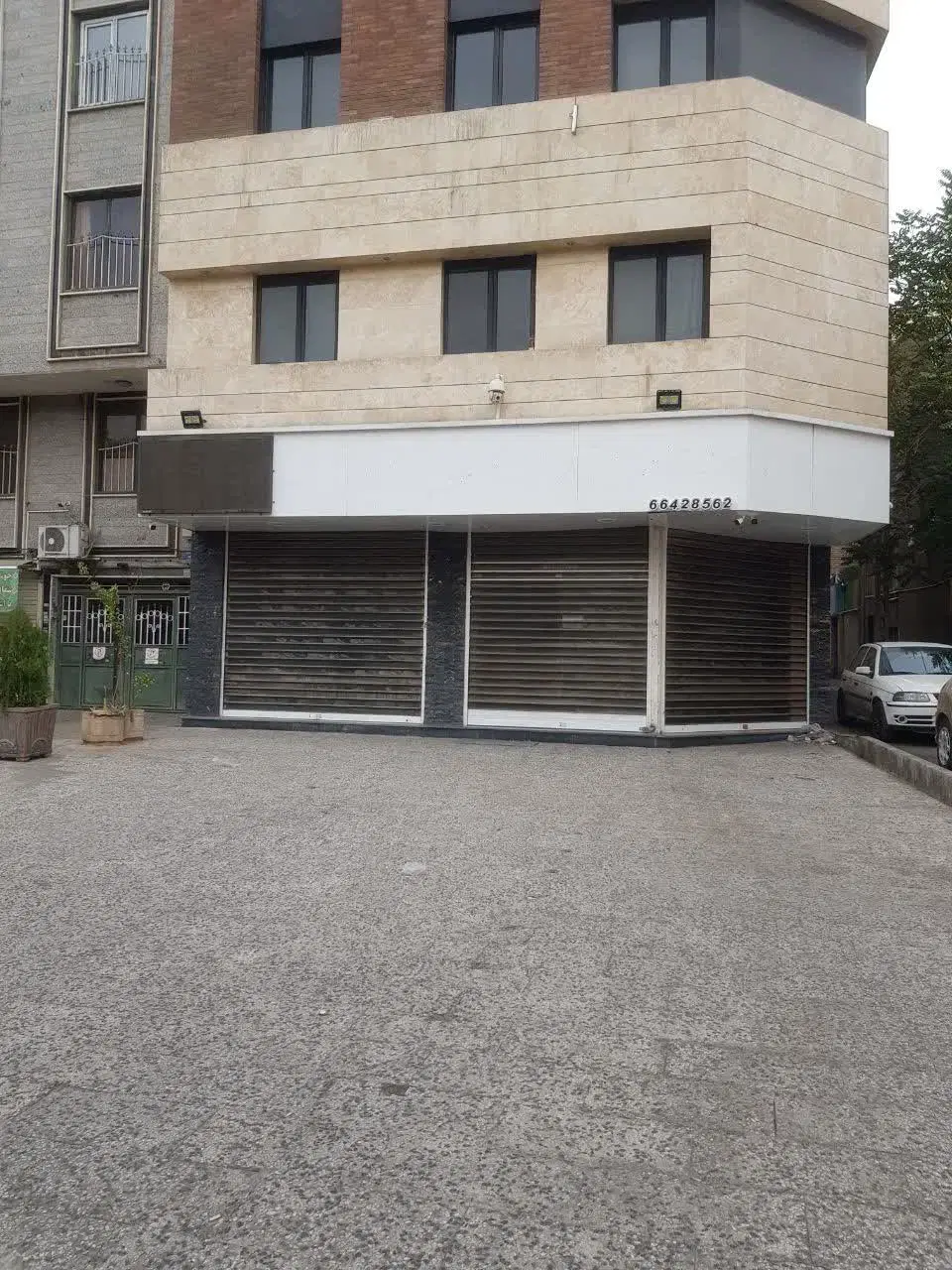 مغازه ۱۲۰ متر تجاری ملکیت و سر قفلی  نبش آذربایجان