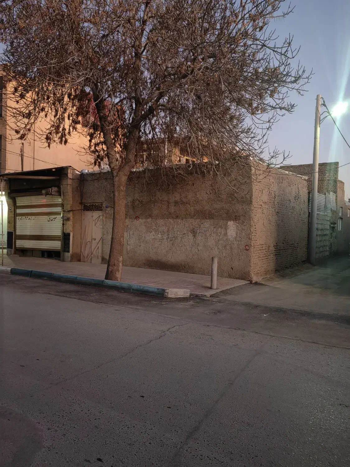 خانه بر خیابان اصلی