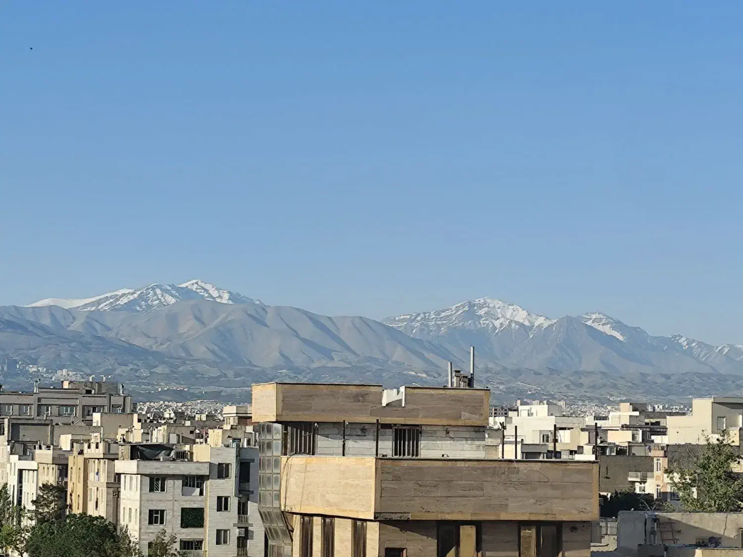 ۲۵۰ متری اداری مناسب کلینیک تخصصی پوست و مو