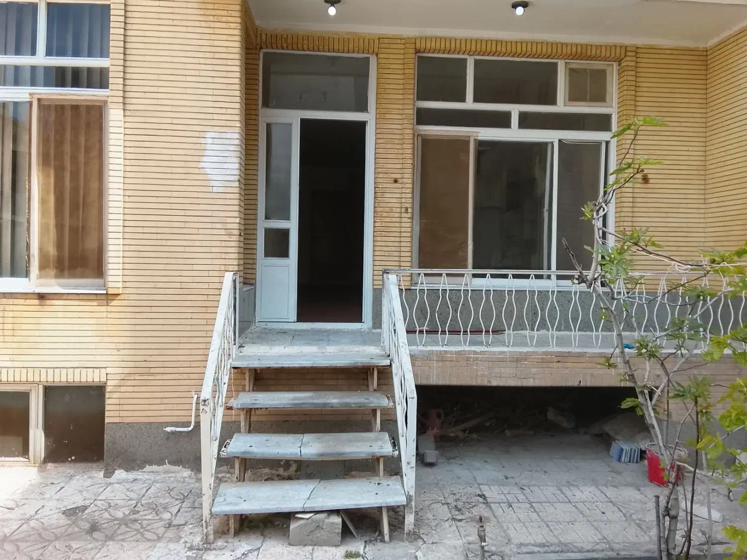 حیاط دربست در خ پاستور