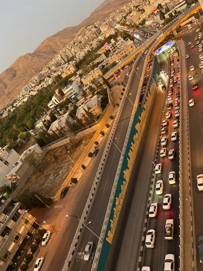 واحد اداری پزشکی با چشم انداز باغات اطراف