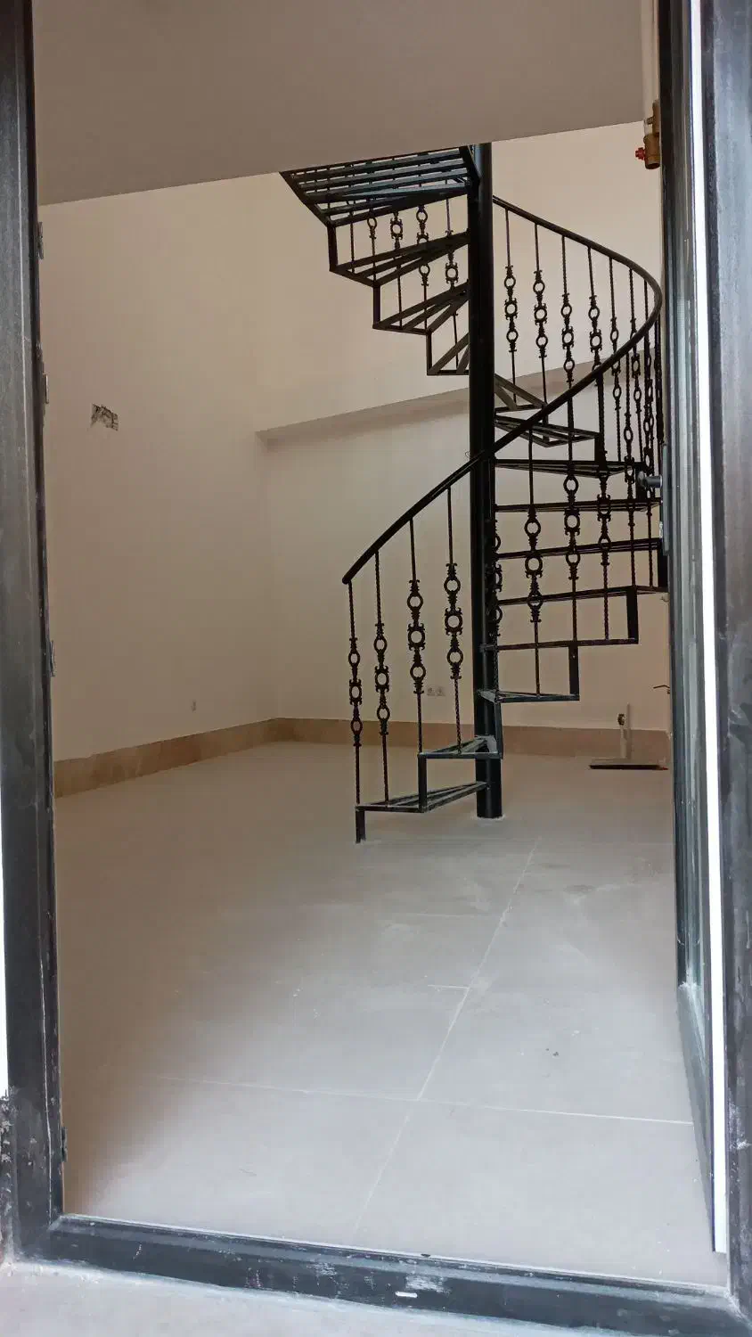 اجاره ۴۳ متر مغازه فول امکانات بعلاوه ۲۲ متر بالکن
